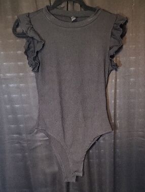 SHEIN Black Ribbed Ruffle Sleeve Bodysuit